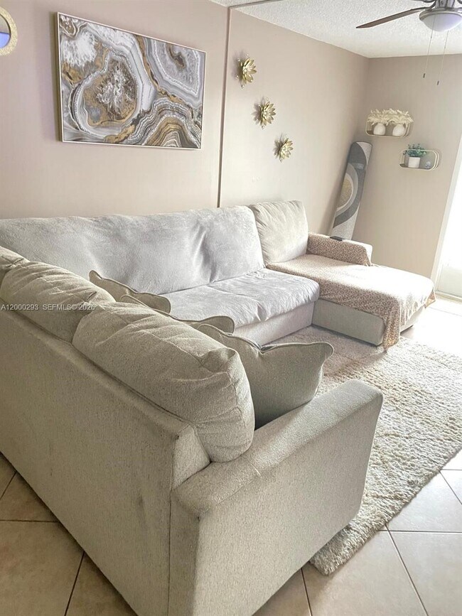 Building Photo - 2701 Riverside Dr