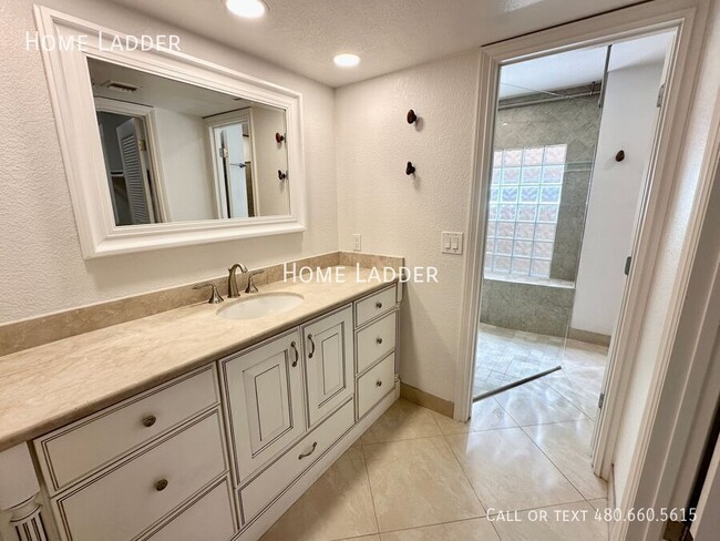 Building Photo - 8084 E Del Laton Dr