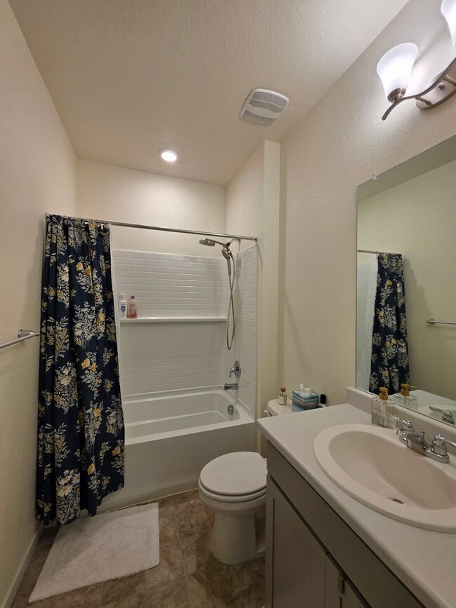 Building Photo - Beautiful Newer Build 3 Bedroom Home in Be...