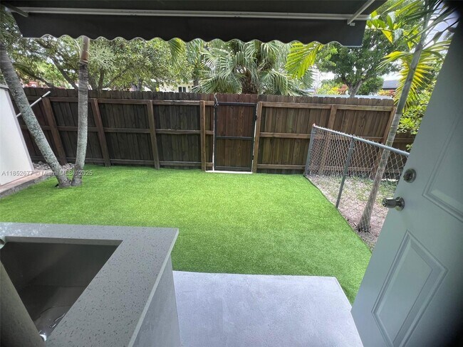 Building Photo - 5004 SW 140th Ct