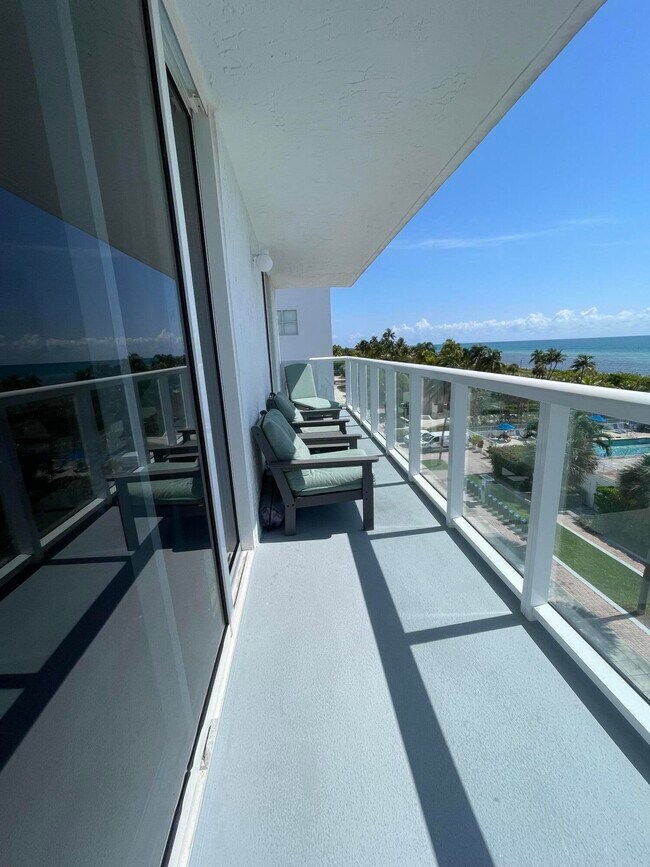 Building Photo - 2457 Collins Ave