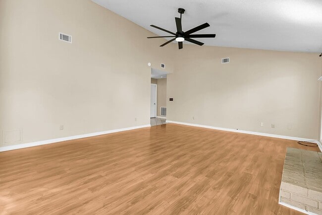 Building Photo - Completely Refreshed 3 Bedroom 2 Bathroom ...