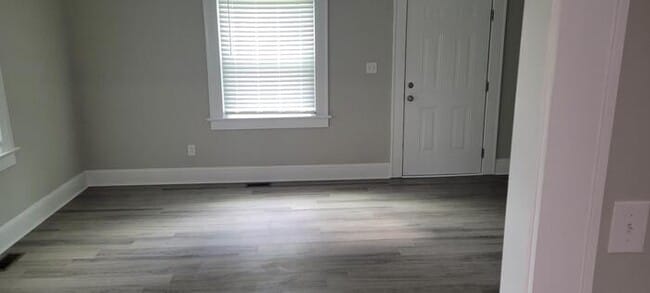 Building Photo - 2 Bedroom 1 Bath
