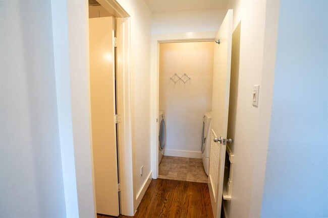 Building Photo - 718 W 22nd St