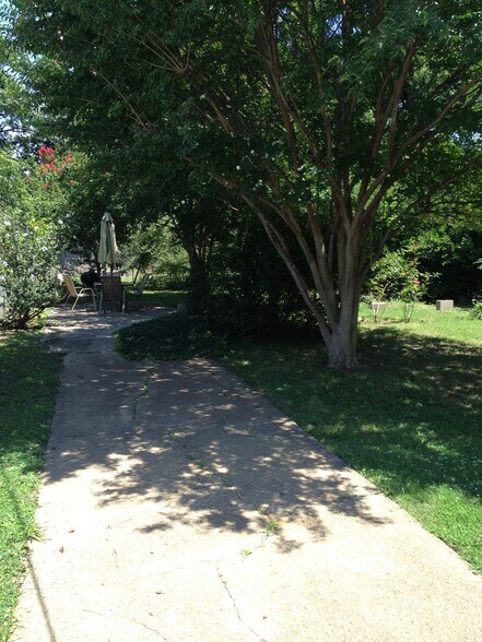 Building Photo - 2288 York Ave