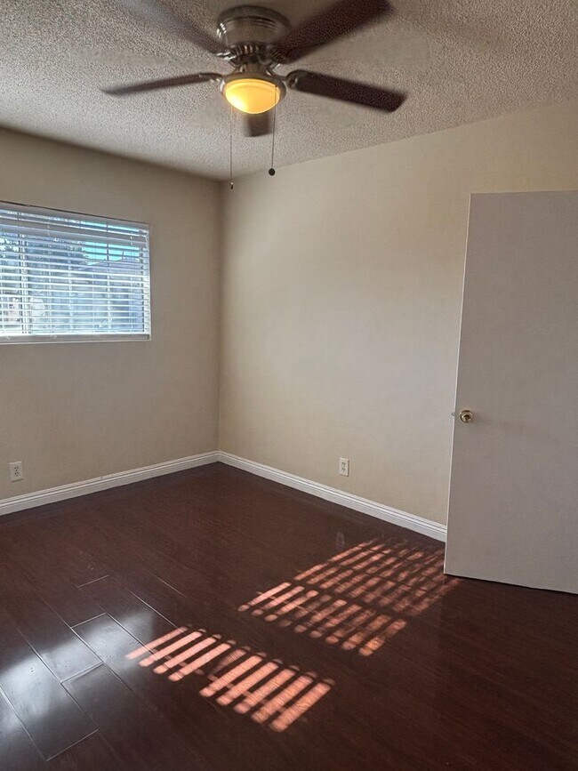 Building Photo - 1 Bedroom available now in East LA