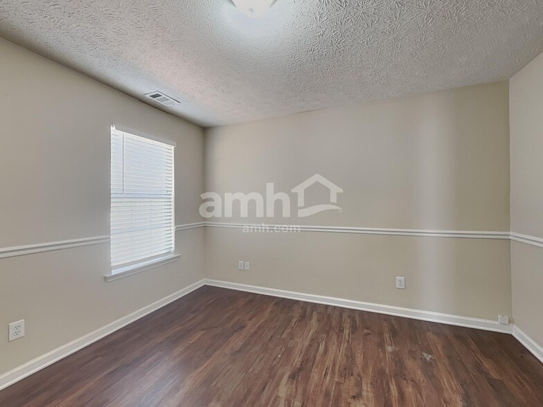 Building Photo - 705 St Charles Ave