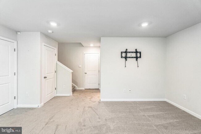 Building Photo - 10 Lilac Cir