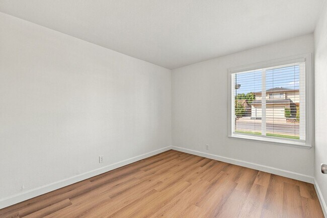 Building Photo - 560 Glenburry Way