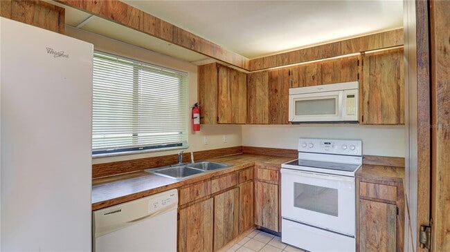 Building Photo - 15206 W Pond Woods Dr