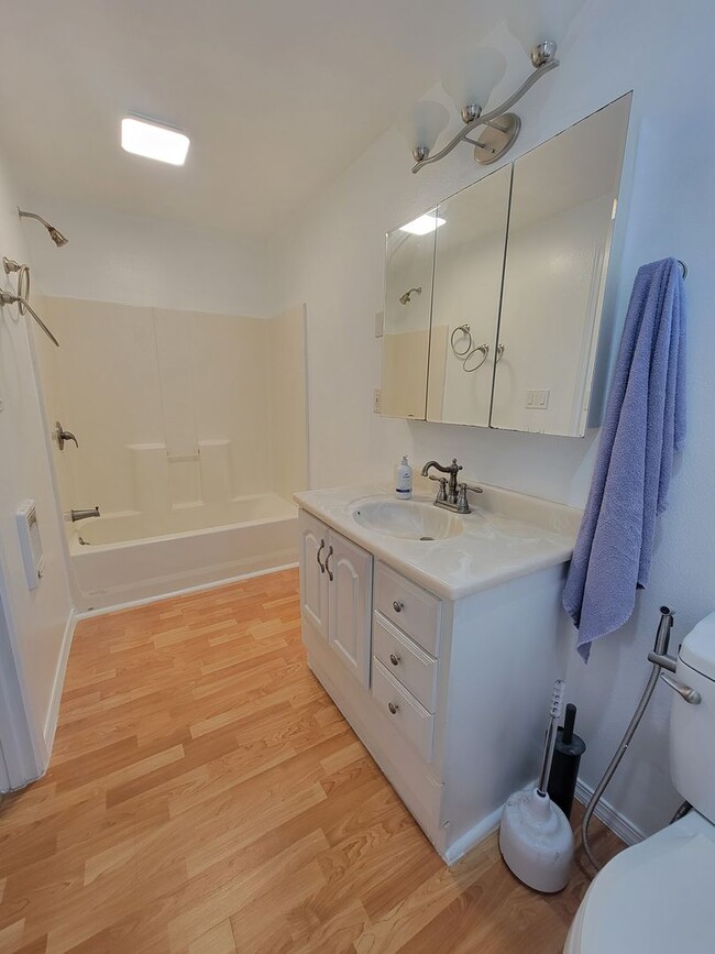 Building Photo - Charming newly updated 2 bedroom 1 bath ho...