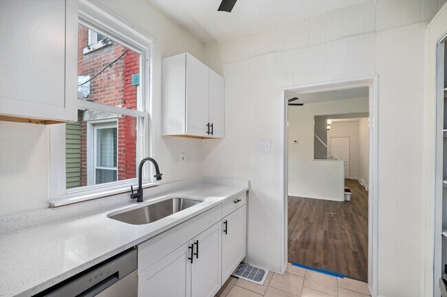 Building Photo - 3 bed 1 bath - newly updated, central air, laundry.