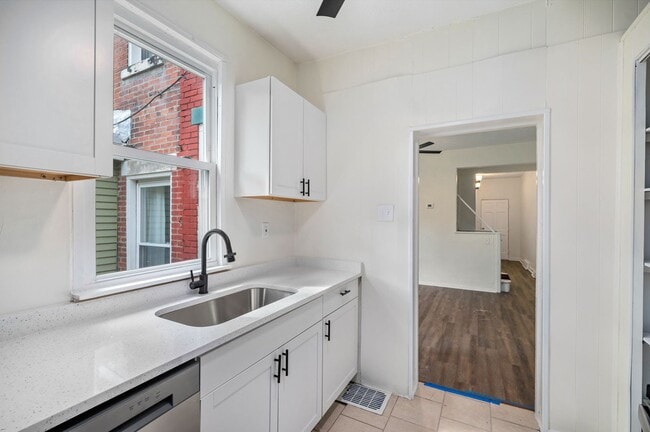 Building Photo - 3 bed 1 bath - newly updated, central air,...