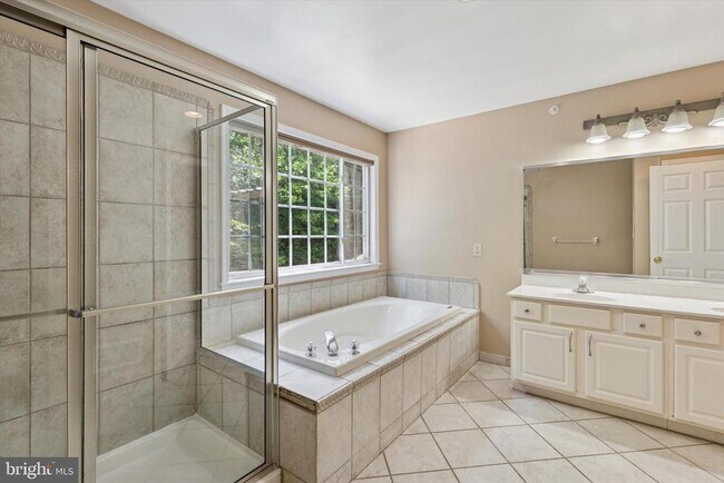 Building Photo - 821 Creekview Dr