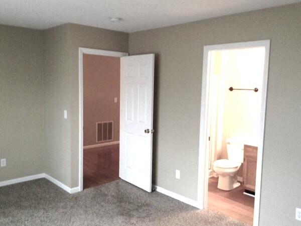 Building Photo - 3915 Little Creek Dr
