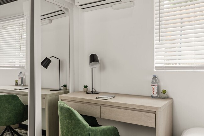 Building Photo - A 5 bedroom, 4 bathroom Fully Furnished Apartment at 1515 1/2 Selby Ave.