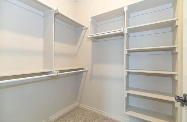 Building Photo - 4BD/3BTH home Minutes from I-35