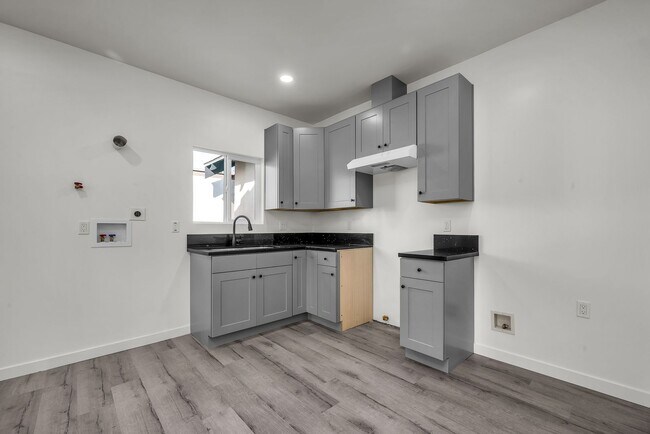 Building Photo - 5842-5840 Denver Ave