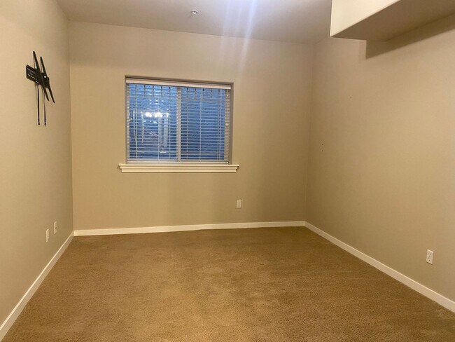Building Photo - Spacious 3 Bedroom/ 3 Bathroom Near Boat L...