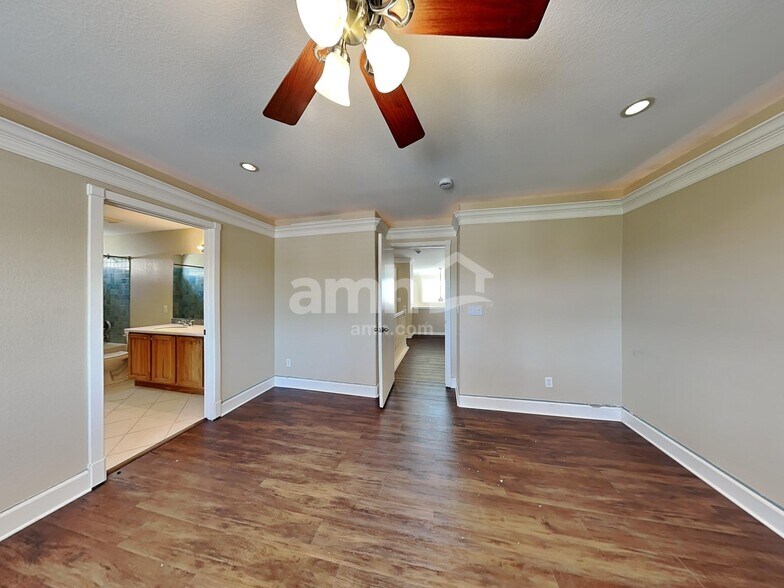 Building Photo - 4744 N Perth St