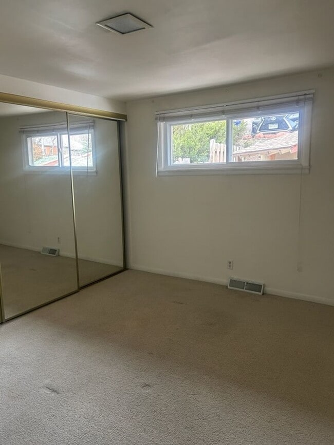 Building Photo - 3 Bedroom, 1 Bath home located in Glenwood Springs.