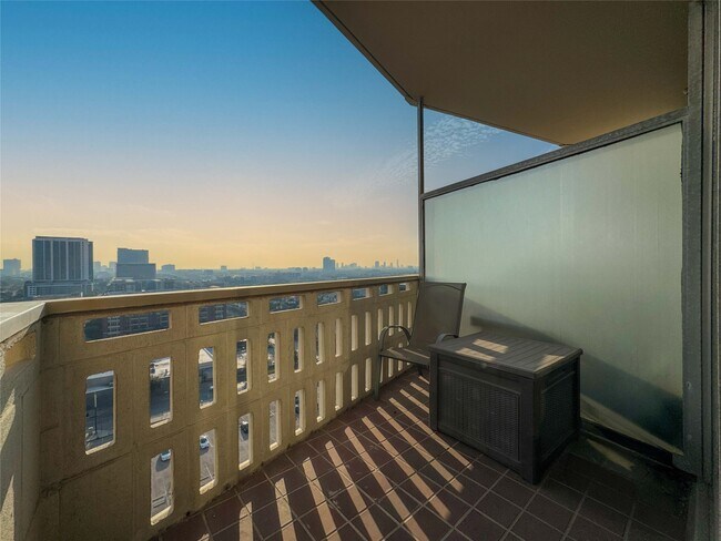 Building Photo - 2016 Main St