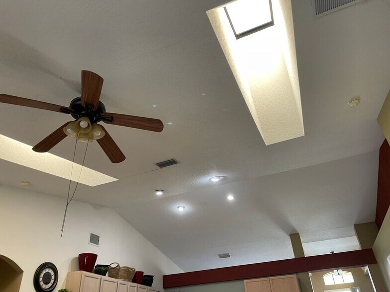 Building Photo - 562 SE Walters Terrace