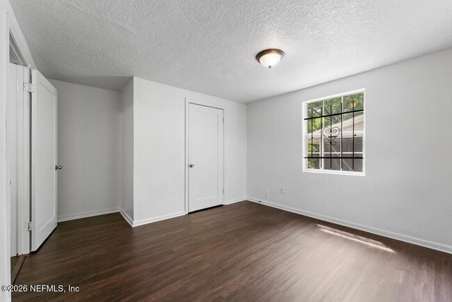 Building Photo - 1424 W 9th St