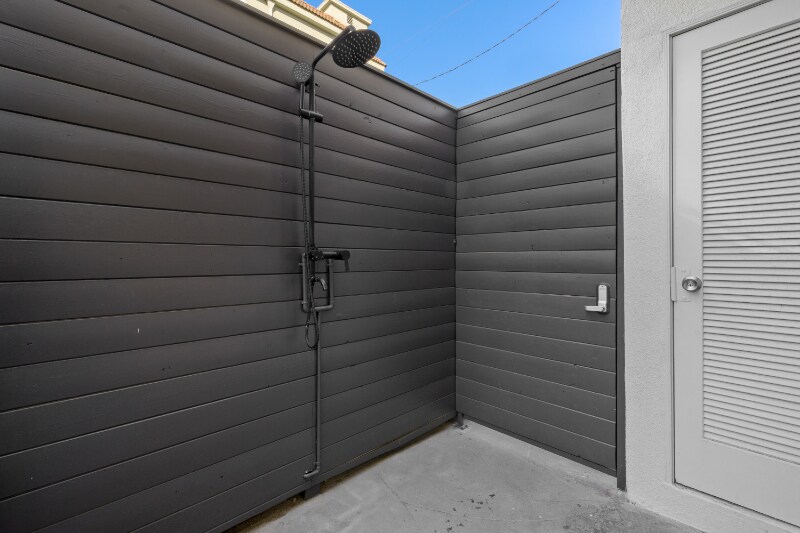 Building Photo - 21 S Venice Blvd