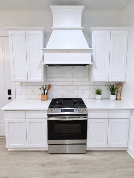 Building Photo - 2240 Caroline St