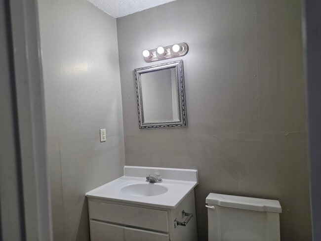 Building Photo - 4047 Chelsea Ave