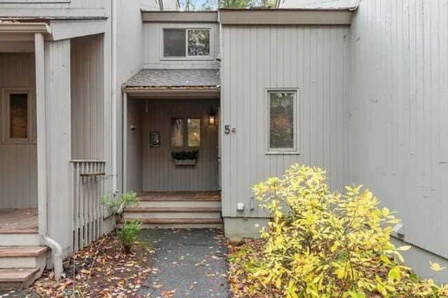Building Photo - Large 2 Bed/2.5 Bath Condo | Private Back Deck | Washer and Dryer and More!