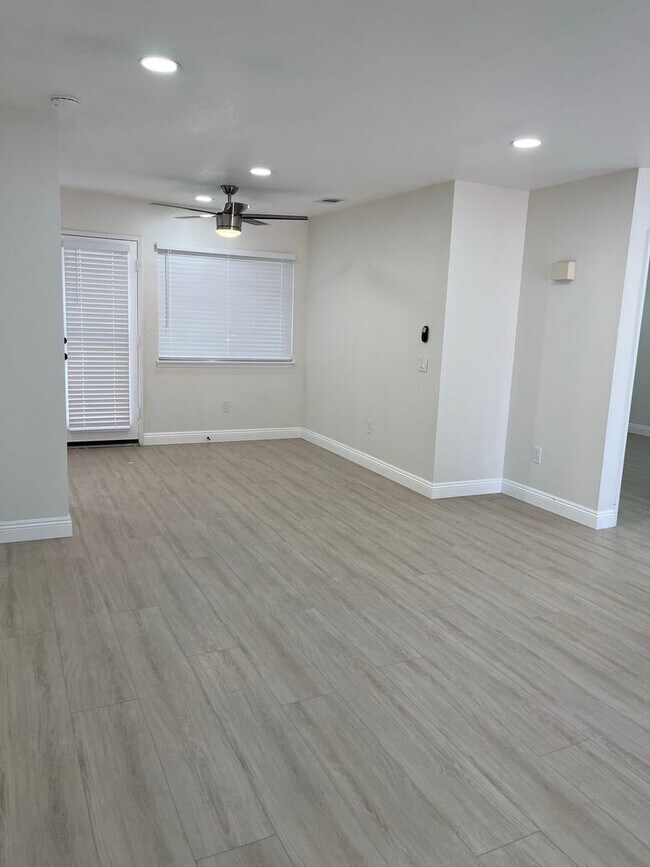 Building Photo - 784