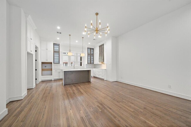 Building Photo - 1013 E 28th St