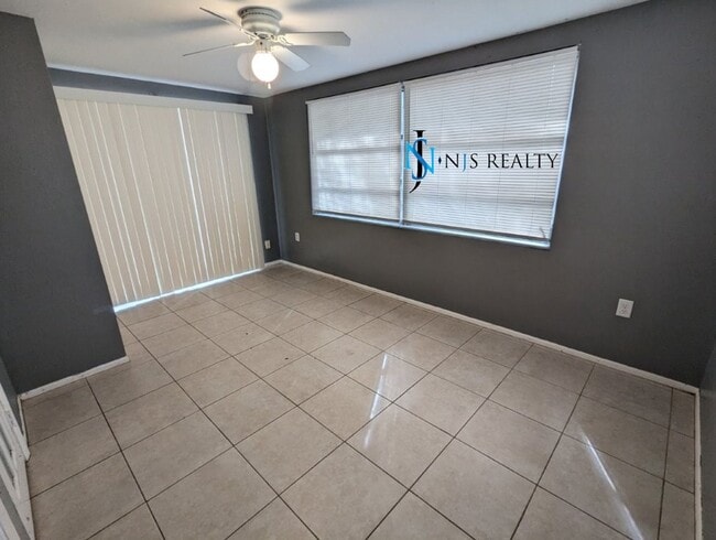 Building Photo - Large 1270 Sq. Ft. 3/2/1 tile floors, walk-in-closet, indoor laundry, fenced yard and spacious ki...
