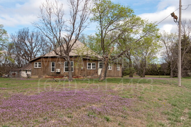 Building Photo - Charming 2-Bedroom 1-Bath + Bonus Room Far...