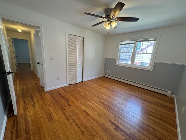 Building Photo - 294 Robin St