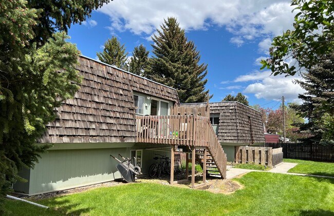Building Photo - Fantastic location! 2 Bed, 2 Ba Unit with off street parking