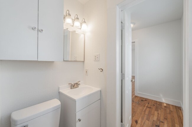 Building Photo - Efficiency apartment in the Historical Fairmount District!