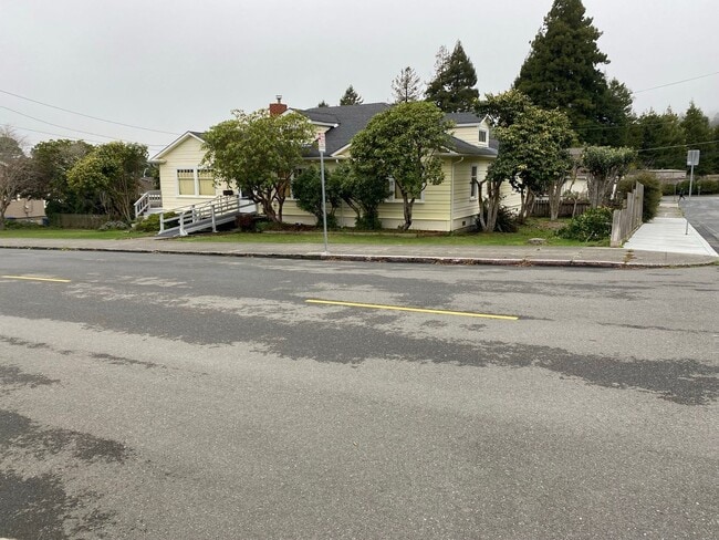 Building Photo - Spacious Craftsman Home