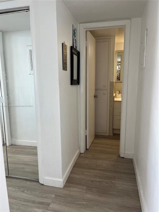 Building Photo - 2910 Point E Dr