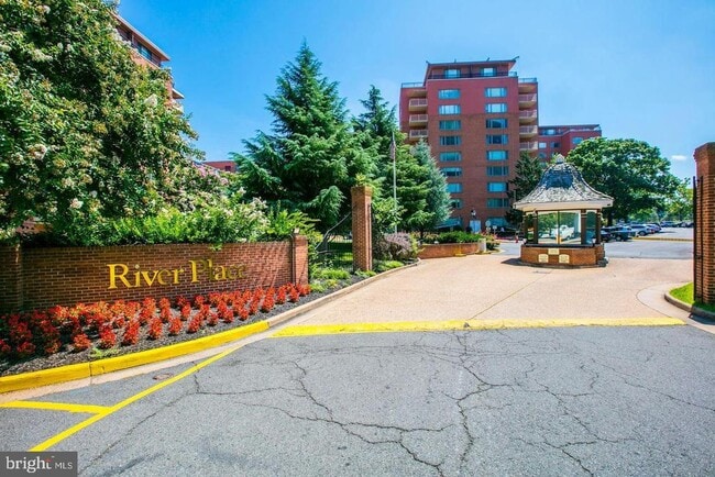 Building Photo - 1021 Arlington Blvd