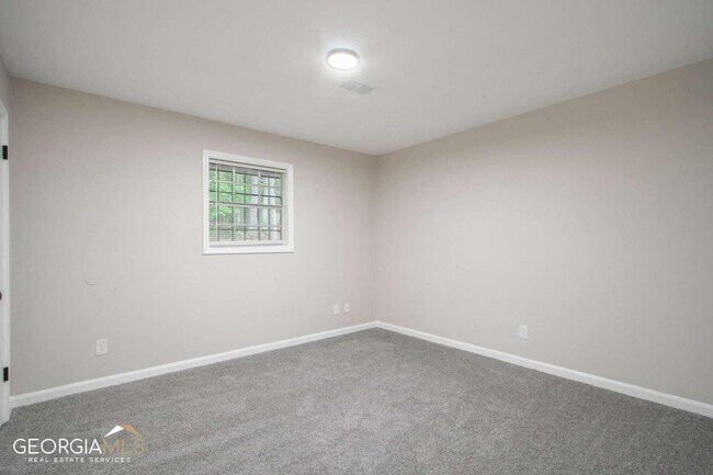 Building Photo - 2243 Oak Cir