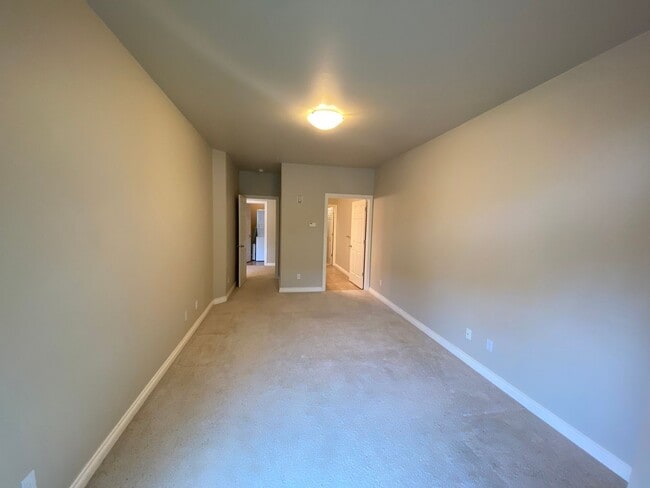 Building Photo - High End (2) Bedroom, (2.5) Bathroom Condo...