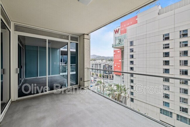 Building Photo - 6250 Hollywood Blvd