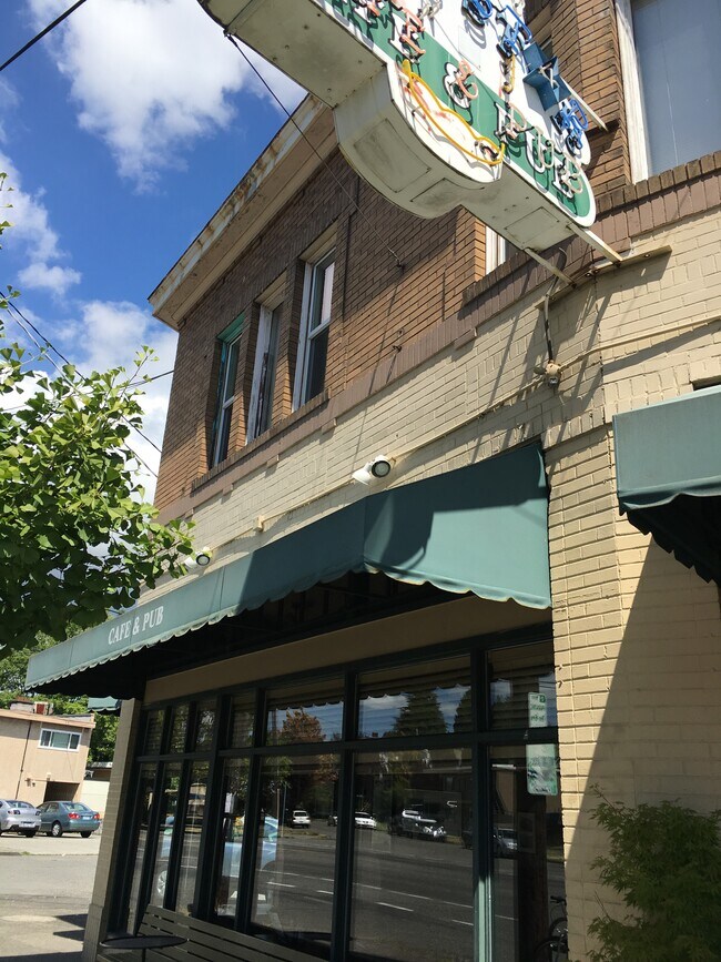 Blue Star Cafe & Pub - 4512 Stone Way N