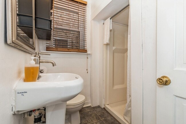 Building Photo - 2459 N Clybourn Ave