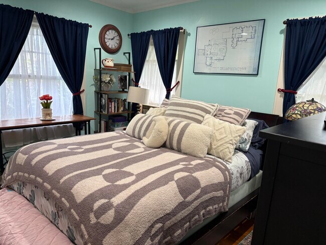 Building Photo - 839 N Orange Dr