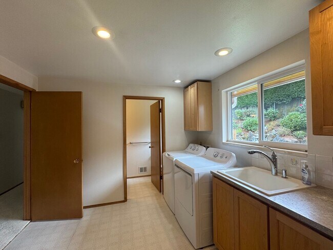Building Photo - Stunning Three Bedroom With Amazing Views!