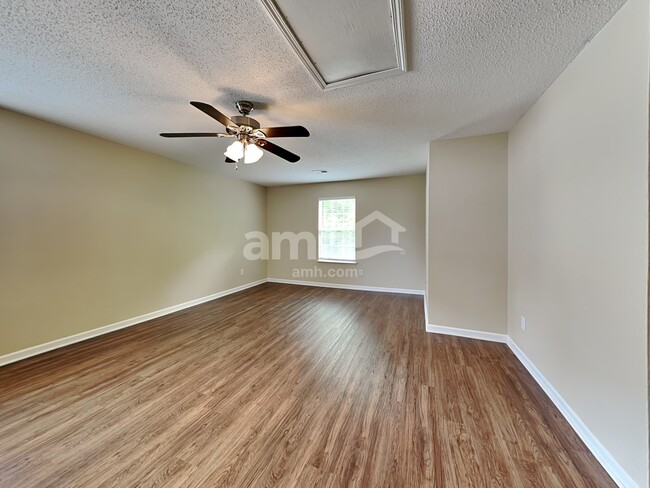 Building Photo - 515 Kingsman Ln
